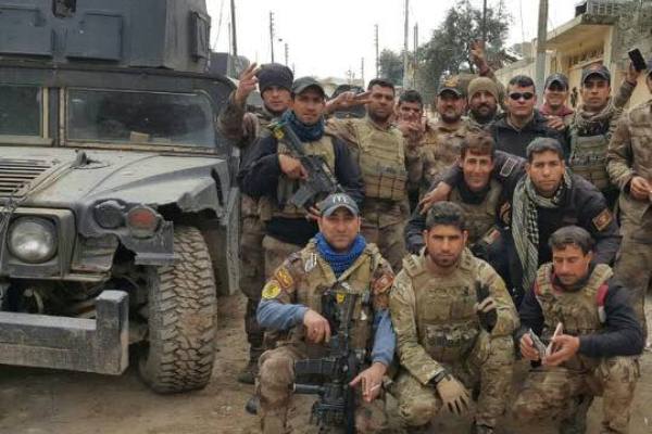 عسكريون يحتفلون بسيطرتهم على حي الثورة بالموصل