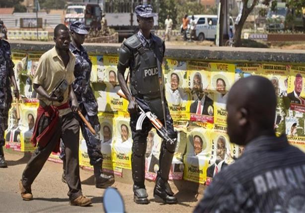 اتهامات لـ 13 شخصًا بتورطهم في مقتل شرطي أوغندي