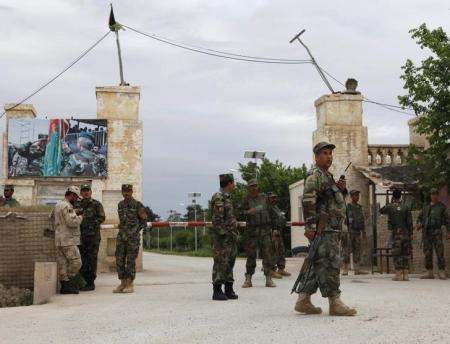 مقتل وإصابة مئة جندي في هجوم على قاعدة عسكرية بأفغانستان