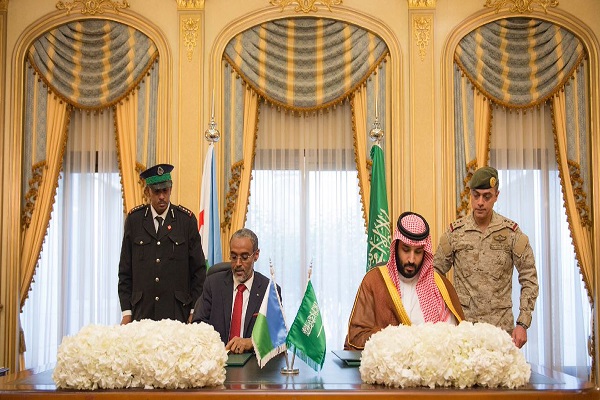 الأمير محمد بن سلمان ووزير الدفاع الجيبوتي حسن بهدون خلال توقيع الاتفاقية