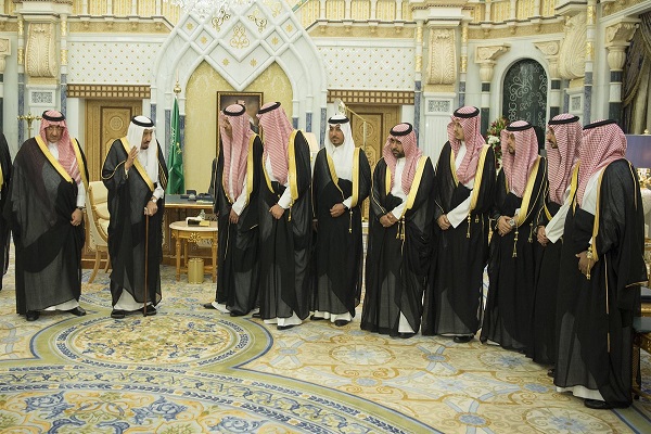 وزراء وأمراء يؤدون القسم أمام العاهل السعودي الملك سلمان