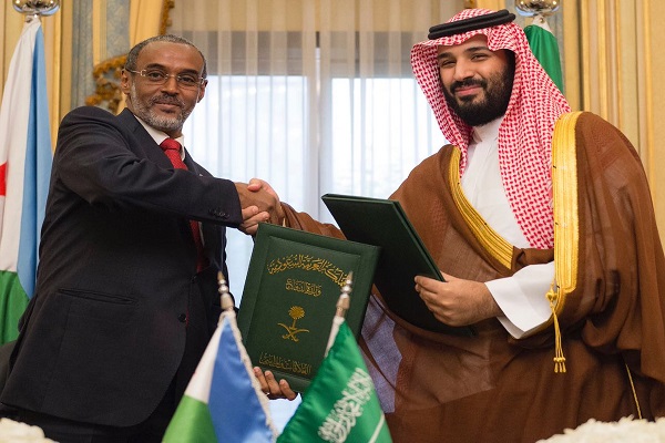 الأمير محمد بن سلمان ووزير الدفاع الجيبوتي حسن بهدون خلال توقيع الاتفاقية
