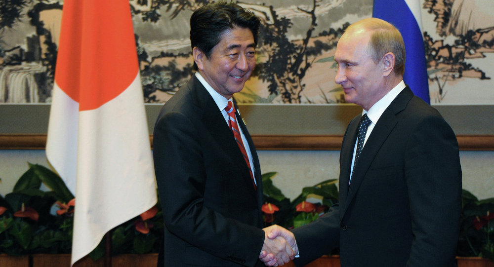 بوتين ورئيس الوزراء الياباني يشيدان بتقدم العلاقات الثنائية
