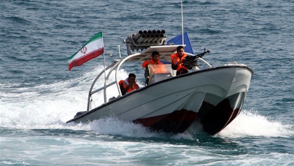 طلقات تحذيرية من سفينة اميركية على مركب ايراني في الخليج