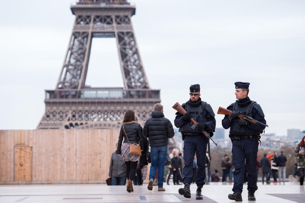 باريس تشدد إجراءاتها الأمنية حول معالمها السياحية