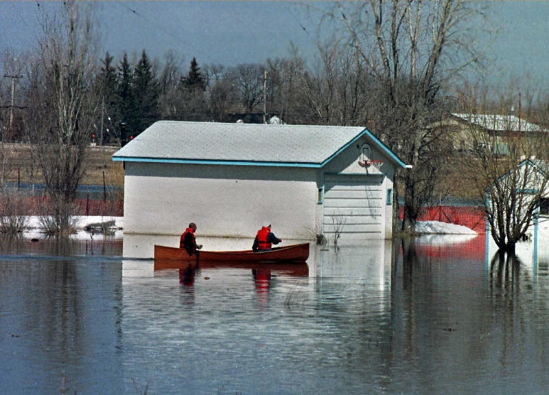 فيضانات في شرق كندا تجبر السلطات على إجلاء سكان