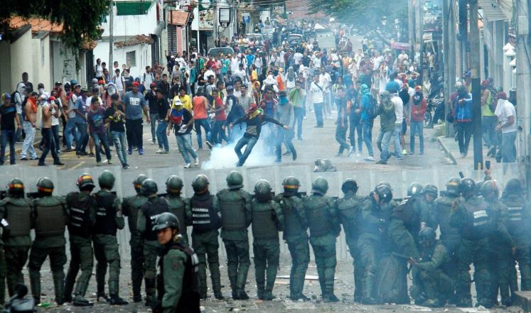 صدامات بين الشرطة والطلبة المتظاهرين في فنزويلا