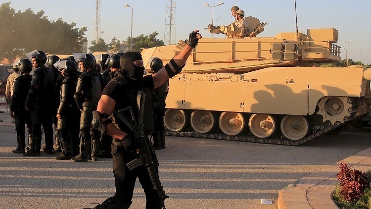 القوات المصرية تدمر سيارات تنقل أسلحة