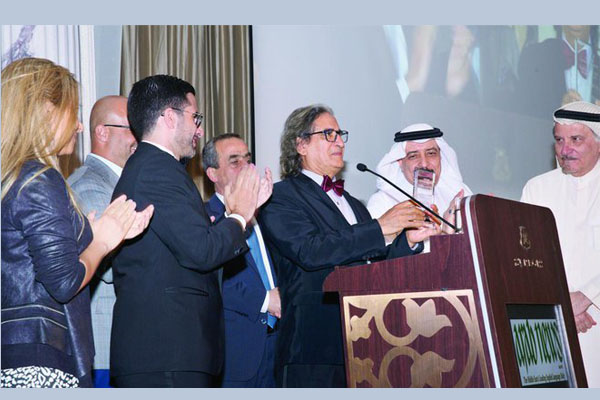 عثمان العمير مكرماً بجائزة الإنجاز الصحافي