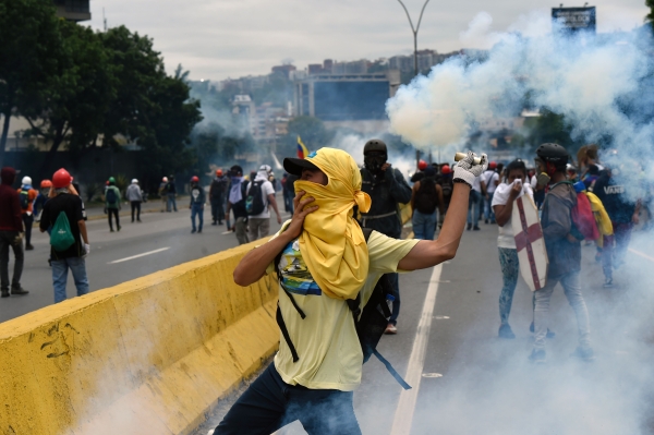 آلاف المتظاهرين في كراكاس والشرطة تطلق الغاز المسيل