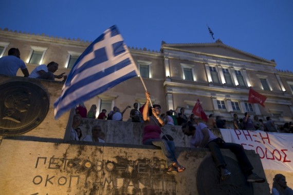 مسيرات واضراب احتجاجًا على اقتطاعات جديدة في اليونان