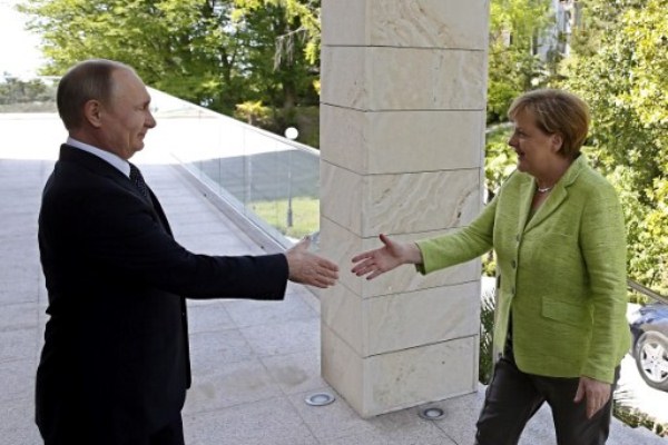 بدء المحادثات بين بوتين وميركل في سوتشي