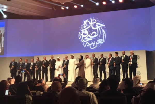 صورة تجمع الفائزين بجائزة الصحافة العربية والشيخ مكتوم بن محمد بن راشد آل مكتوم