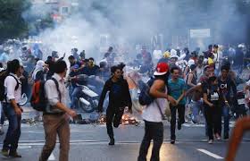 اشتباكات وإغلاق للطرق في فنزويلا