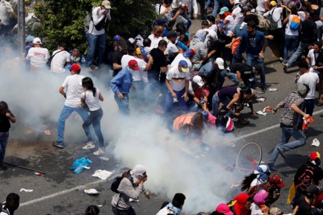 المعارضة تواصل تحركها رغم اعمال العنف في فنزويلا