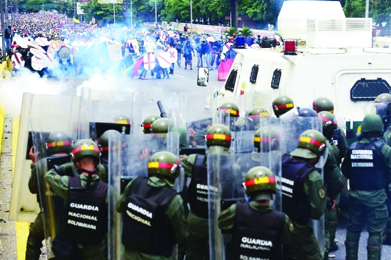 مسيرة للسيارات والدراجات والخيول ضد مادورو في كراكاس