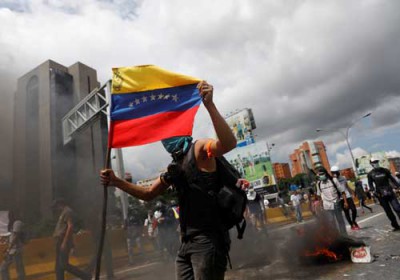 متظاهرون في فنزويلا يحتجزون عنصرين من الشرطة