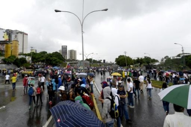 المعارضة تقفل طرقات في فنزويلا