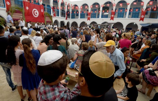 الزيارة السنوية لليهود الى كنيس في تونس تعطي الامل بايام افضل