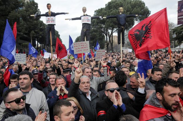 المعارضة الألبانية تطالب باستقالة رئيس الوزراء