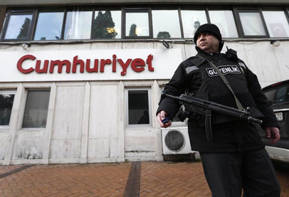 توقيف رئيس تحرير صحيفة تركية بتهمة الترويج للإرهاب