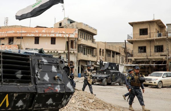 قوات عراقية تستعيد حيا في الموصل وترفع العلم العراقي فوق مبانيه
