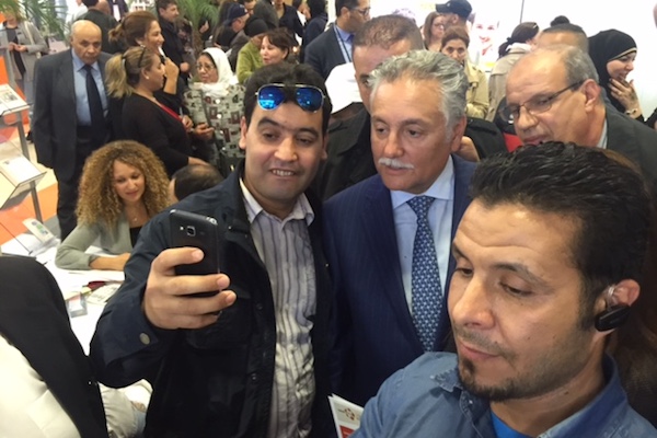 المغاربة تهافتوا على التقاط «سيلفي» مع الوزير بن عبد الله في «سماب» باريس