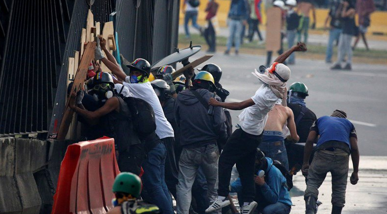 الشرطة الفنزويلية تمنع المعارضين من الوصول الى وسط كراكاس