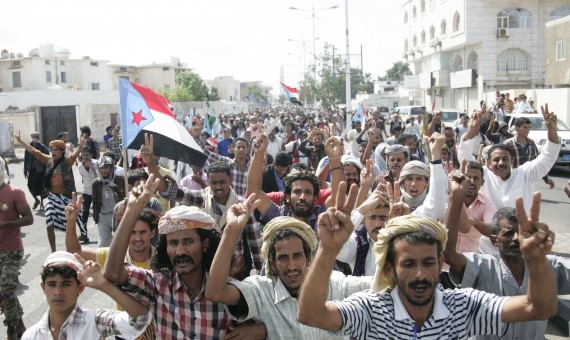 آلاف اليمنيين الجنوبيين يتظاهرون في عدن