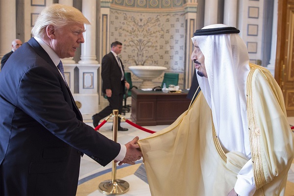 الملك سلمان والرئيس ترمب خلال تصافحهما في ختام القمة الخليجية الآميركية