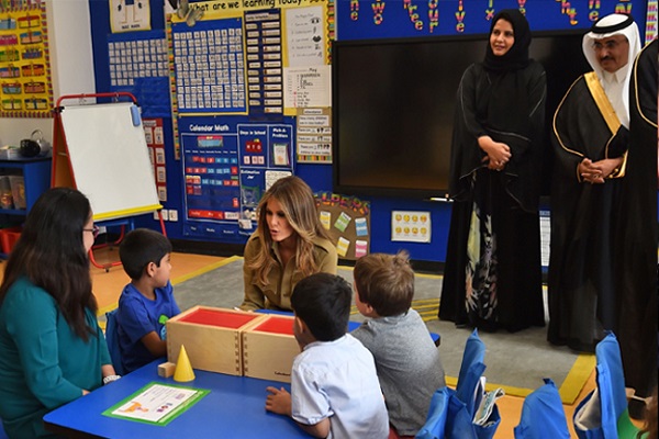 ميلانيا ترمب خلال زيارتها للمدرسة الأميركية في الرياض