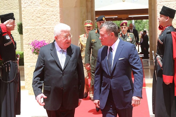 العاهل الأردني مستقلا الرئيس العراقي 