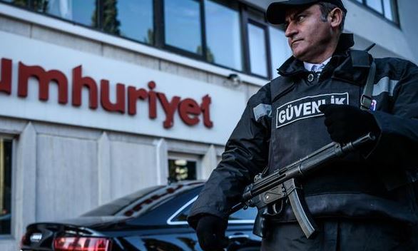 صحافي فرنسي محتجز في تركيا يضرب عن الطعام