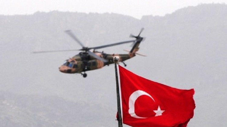مقتل 13 جنديًا تركيًا إثر اصطدام مروحيتهم بخط توتر عال