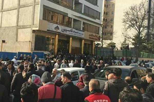 احتجاجات الإيرانيين ضد الحرس الثوري تمتد لـ35 مدينة