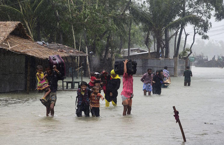 دمار في مخيمات الروهينغا بعد الاعصار في بنغلادش