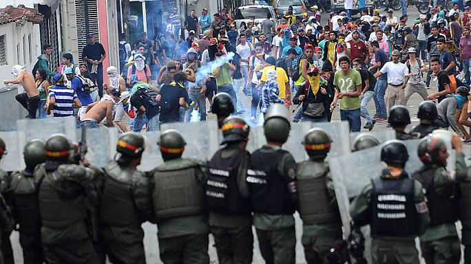 وزير دفاع فنزويلا يحض على عدم ايذاء المتظاهرين