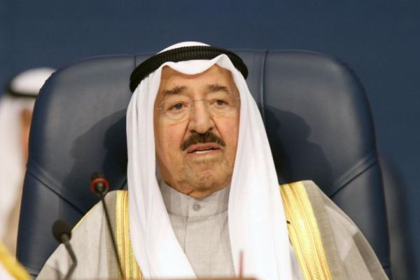 أمير الكويت يدعو قطر إلى احتواء التوتر