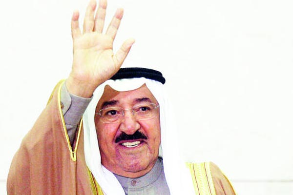 أمير الكويت يغادر إلى الإمارات للتوسط في الأزمة القطرية