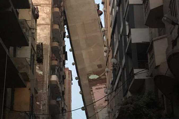 برج سكني من 13 طابقًا يميل على المباني المواجهة له في مصر