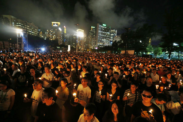 الآلاف يحيون بهونغ كونغ ذكرى قمع المتظاهرين في تيان ان مين