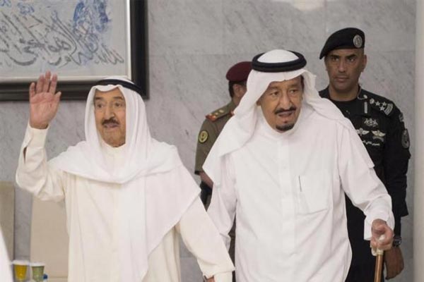 الملك سلمان وأمير الكويت يبحثان تطورات المنطقة