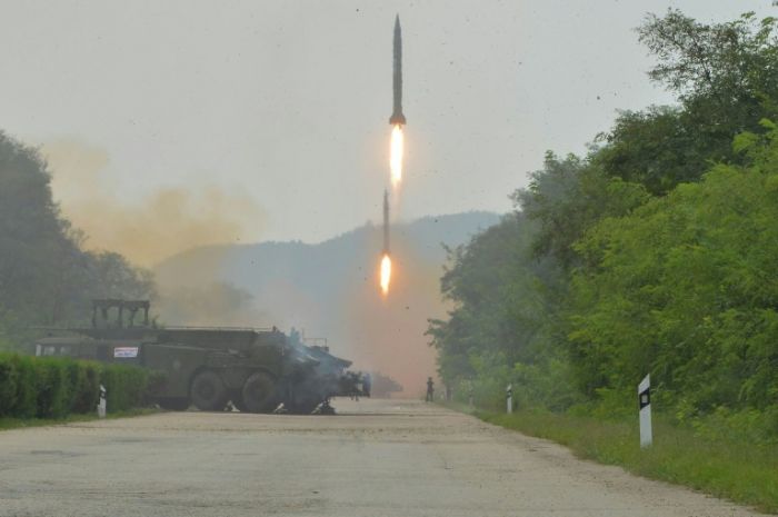 كوريا الشمالية تطلق عددا من الصواريخ