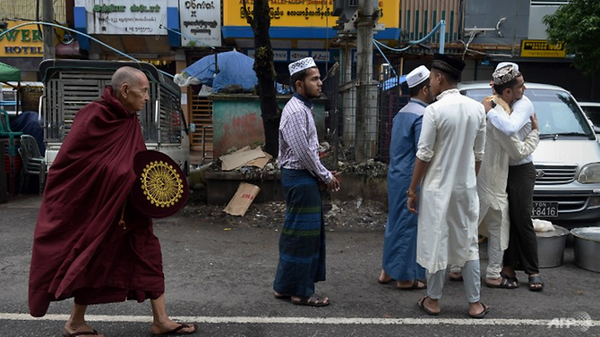 ميانمار تقاضي مسلمين صلوا في الشارع