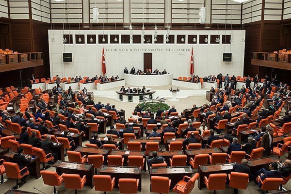 برلمان تركيا يصادق على نشر قوات في قطر