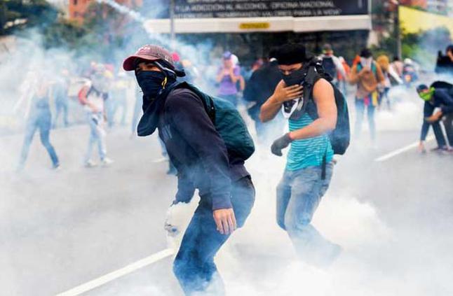 وفاة متظاهر متأثرًا بجروح أصيب بها خلال تظاهرة بفنزويلا