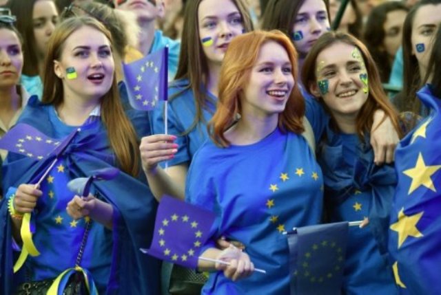 الأوكرانيون يحتفلون ببدء دخولهم إلى الاتحاد الأوروبي بلا تأشيرات