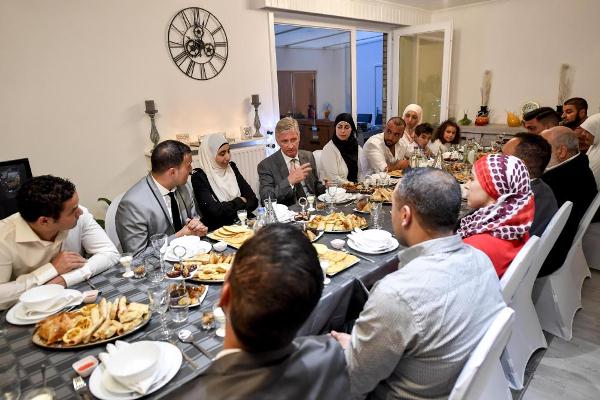 ملك بلجيكا على مائدة إفطار أسرة مسلمة