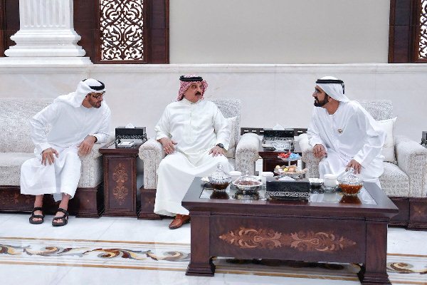 محمد بن راشد ومحمد بن زايد يستقبلان ملك البحرين
