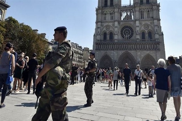 مهاجم الكاتدرائية في باريس متطرف ناشئ تصرف بمفرده